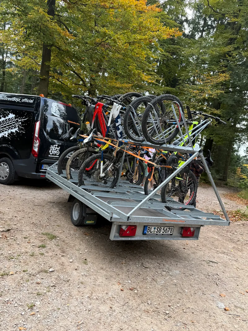 Mountainbike Shuttle mit voll beladenem Anhänger